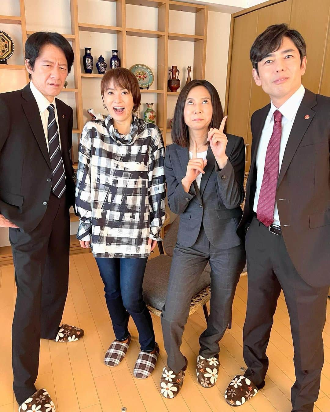 鈴木砂羽さんのインスタグラム写真 - (鈴木砂羽Instagram)「捜査一課の皆さまと。。🤍  美和子的には これまであんまりなかった 並び！？  篠原ゆき子ちゃん、 だんだんお顔七変化😸 お茶目で 最後爆笑🤣🤣🤣 面白過ぎ！！  #相棒21 #aibou #捜査一課 #トリオザ捜一 #伊丹憲一 #芹沢慶二  #出雲麗音 #亀山美和子  第3話  衣装 #so_close_official #ソークロース  ジュエリー @kinoshitapearl #kinoshitapearl」10月26日 22時04分 - bombon_sawa