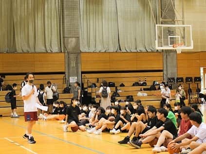 栗原祐太のインスタグラム：「【初✨大会を開催】 夏の話になりますが 初めて大会を企画、主催してみました！！  こんなにも神経と頭を使うものなのかという事を実感いたしました、、、 いつも大会を開催し、運営してくださる皆様には頭が上がりません🙇‍♂️  初めてにしては 周りの人達、参加してくださった皆様のおかげで盛り上がる事、そして本当にたくさんの笑顔を見る事ができて凄くすごく嬉しかったです！！  3×3の大会にはなりましたが 主催として協力してくれた Revunite Tokyo West (@revunite_tokyo_west )の皆んな 西東京市バスケットボール協会の皆様 そして チームのスポンサーの皆様抜きではこのような大会を開催することは出来なかったので感謝感謝であります。  強いチームなどにはやはりバスケをする場は自ずと増えていくけど、そうでなくても皆んなバスケが好きだし 好きなバスケで地域も盛り上げたいし 人と人も繋げていきたい！ って欲張りな私の考え、行動の一歩目となる出来事でした。  大会開催近くになり 頭の中ずっとこの大会のことで1日2時間くらいしか眠れなくてドッと疲れたのを覚えていますが本当に良い経験ができました！！  本当に本当にありがとうございます😊  #バスケ #バスケット #バスケットボール #revunitetokyowest  #revunite #西東京市 #大会 #イベント #仲間 #笑顔」