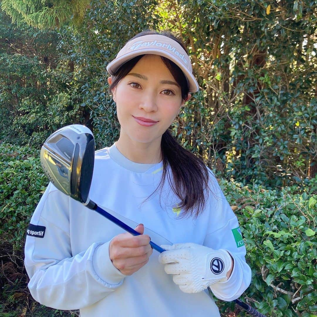 竹村真琴のインスタグラム：「* 距離が飛ばないわたしには優しいウッドが心強い🥰 ステルスグローレは強い味方です😊 3ウッドも苦手意識なく打てて嬉しい😊 . . . #ステルスグローレ #テーラーメイド #TaylorMade #スプーン #3番ウッド #優しく #上がる #フェアウェイウッド #女子プロゴルファー #プロゴルファー #instagolf  #golf #jlpga #女子ゴルフ  #ゴルフ女子 #興和 #ゴルフ #インスタゴルフ #ゴルフコーデ  #골프 #高尔夫 #ルコック #コーワ #バンテリン #豆蔵 #情報技術開発 #lecoqsportif」