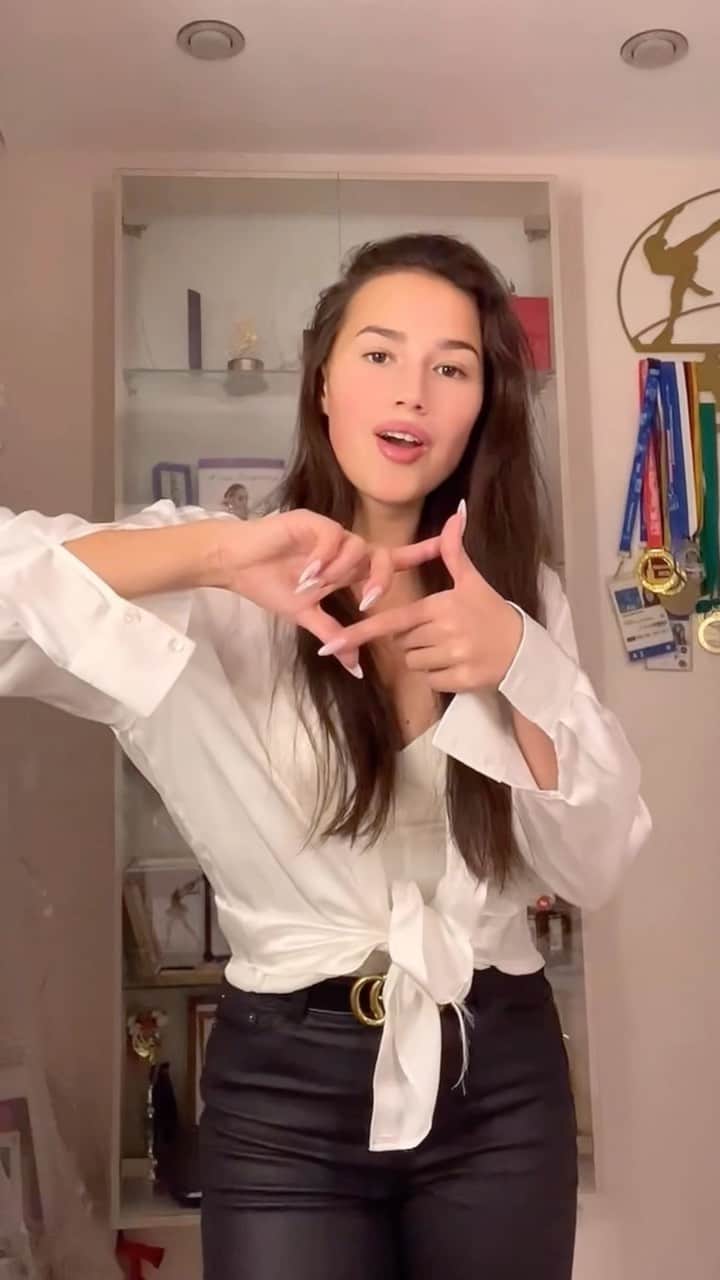 アリーナ・ザギトワのインスタグラム：「Украду тебя в ночи…」