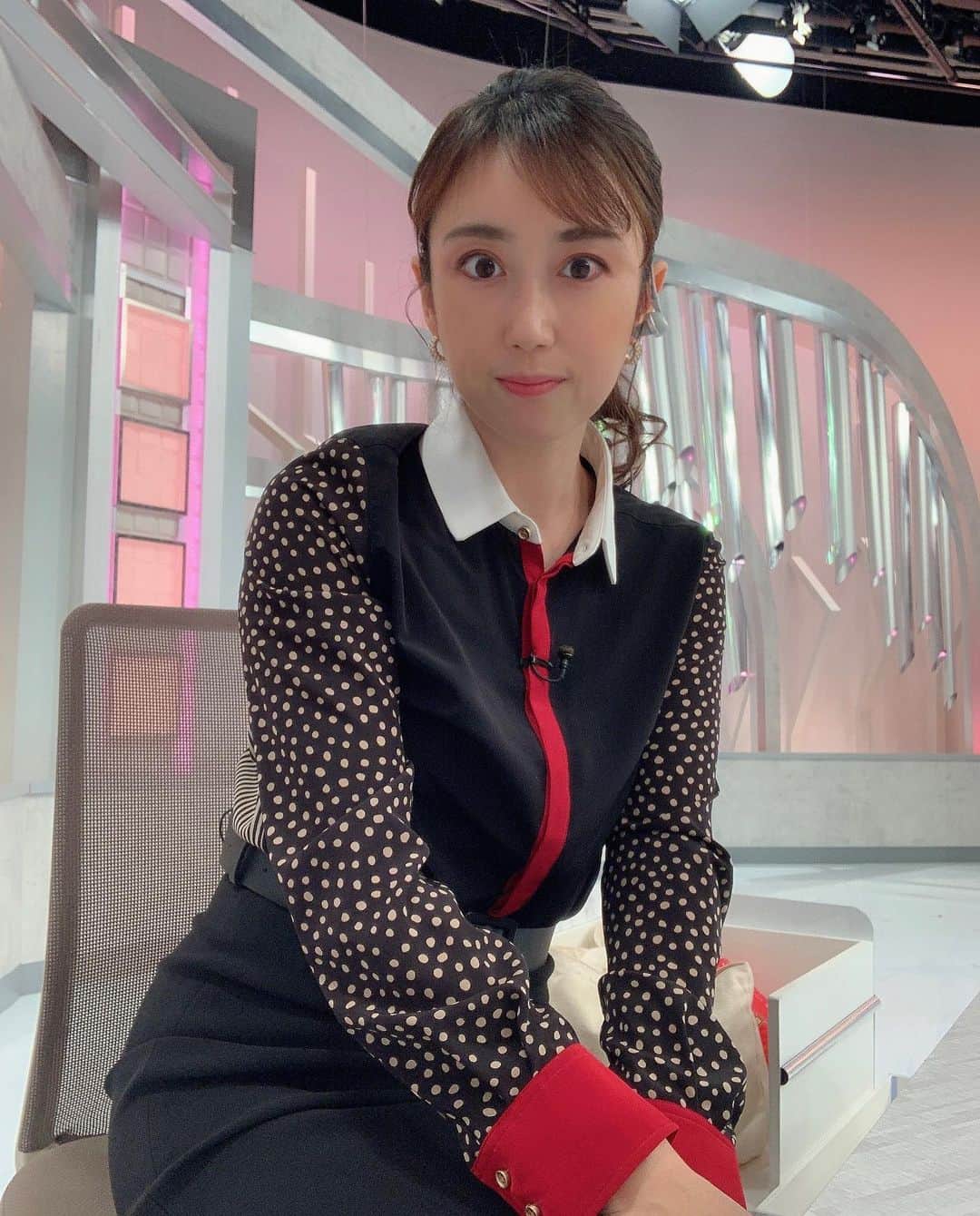 倉野麻里のインスタグラム：「今日の衣裳が、私服ではなかなか着ない柄でした。  最近、なんとなくジャケットではない方向にしています✨(また気分次第でジャケットに戻るかもしれません)  #plus9 #日経ニュースプラス9 #びっくり顔」