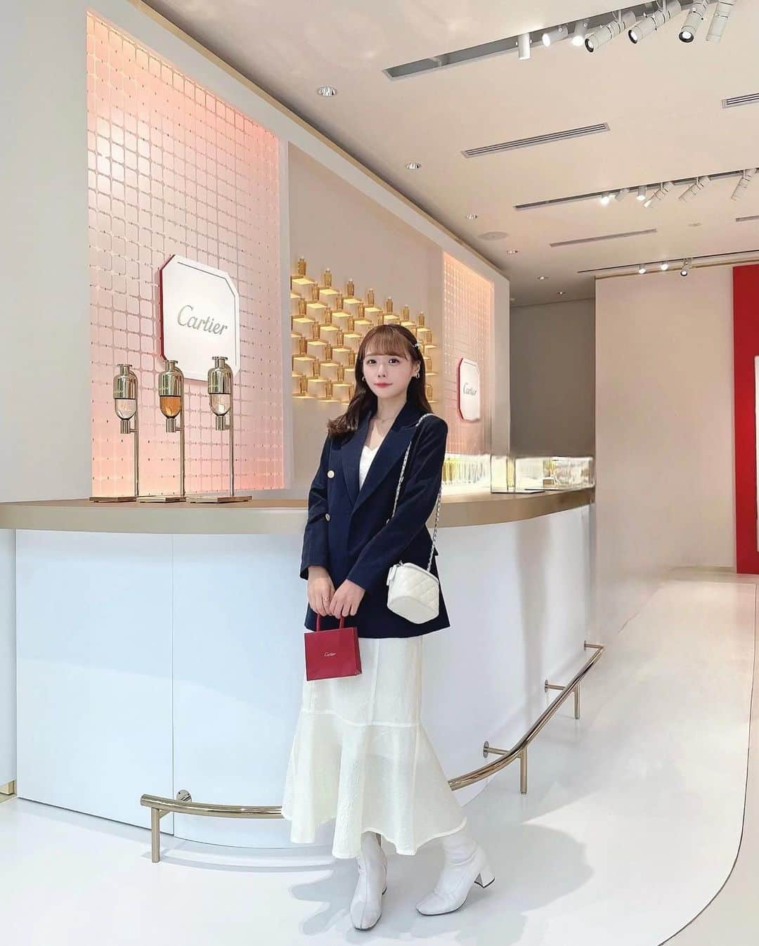 のインスタグラム：「. . 表参道交差点でおこなわれている Cartierフレグランスのポップアップへ🤍 @cartier . . . . 入り口からお花たくさんで素敵💐 公式LINE登録したら フレグランスギフト頂きました🥺💕 フレグランスの他にも ホームコレクションも展示されてるよ♡ 10/31までの期間期間限定です❕ . . . 👗ジャケット　@gu_for_all_ . 👗ワンピース　@niceclaup_official_ . 👜バッグ　@grl_official . 👢ブーツ　@gu_for_all_ . . . . #cartier #カルティエ #gu #gu_for_all #ジーユー #ジーユー購入品 #ジーユーコーデ #niceclaup #ナイスクラップ #grl #グレイル #表参道カフェ」