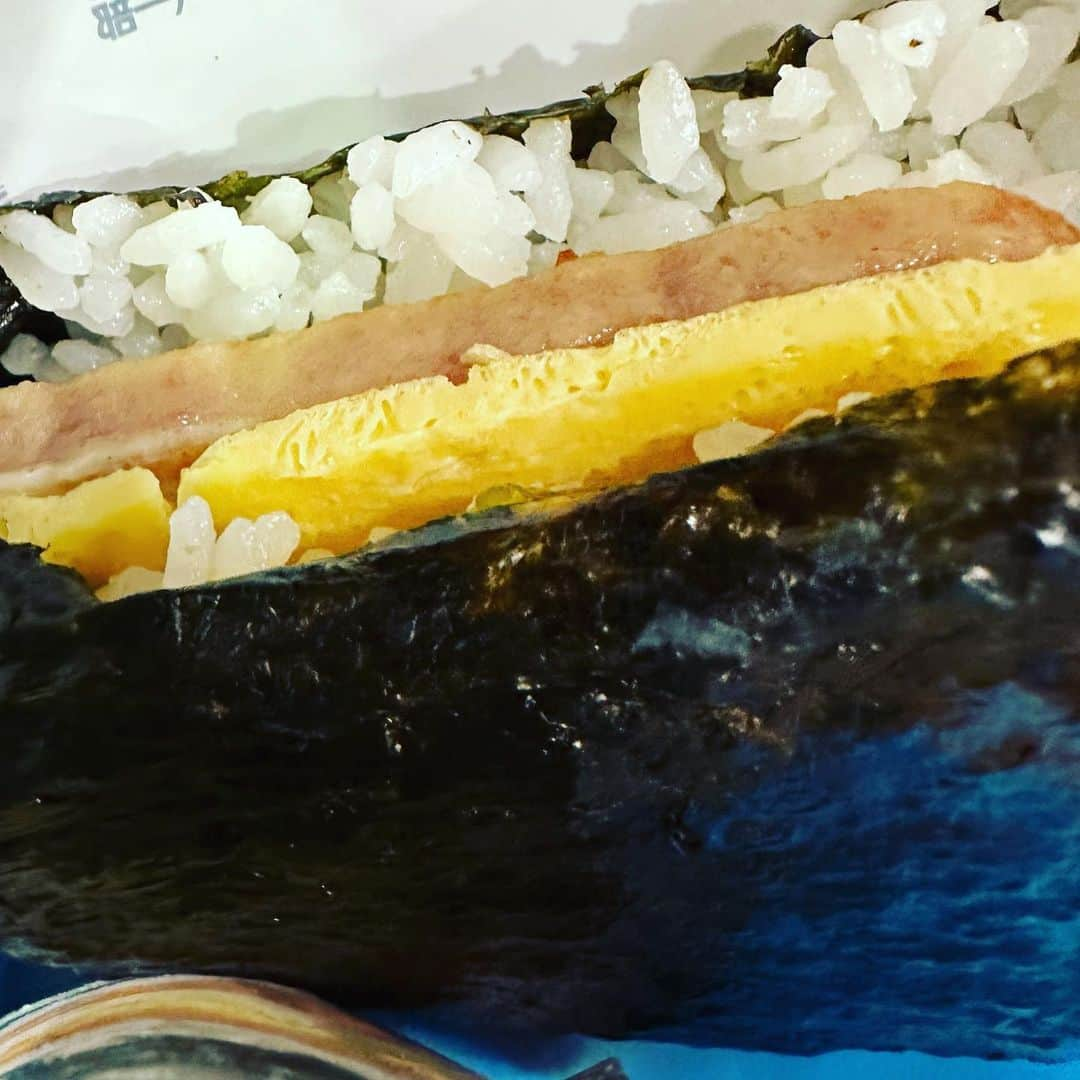 赤澤遼太郎のインスタグラム：「最近ハマってる、コンビニのスパムおにぎり🍙 志音が買ってきてくれました😭 しかも、1回目じゃない、2回目。  「遼太郎くん、食べたいだろうなって思って買ってきました」  って……。  はぁ！？なんなん！  好き！！！  #赤澤遼太郎　#吉高志音  #俳優　#a3 #エーステ　#スパムおにぎり #いんすたたろう」