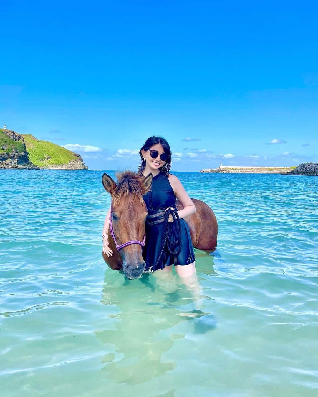 坂口莉果子のインスタグラム：「どこを切り取っても絵になる美しい島だった🏝  📍与那国島 ・ ・ ・ #japan #okinawa #yonaguni #beautifulview #beach #travelreels #horses #summer #japanesegirl  #沖縄 #海 #旅行 #夏 #日本 #沖縄旅行 #instagood #水着コーデ #馬 #乗馬 #ヨナグニウマ  #ちまんま広場 #ナーマ浜 #六畳ビーチ #四畳ビーチ #海底遺跡 #与那国島 #日本最西端 #日本最西端の島 #女子旅 #ダンヌ浜」