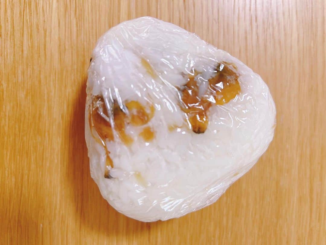 池谷のぶえのインスタグラム：「おにぎりをつくると、お稽古だなぁ…と実感します。 今日は、頂き物のあさりの佃煮おにぎりでしたが、よかれと思ってあさりを散りばめたらおにぎりが崩れやすかったので、明日の課題は「米にあさりを閉じ込める」です。 はい、もっといろいろクリアせねばならない課題だらけですが。  #おにぎり日記」