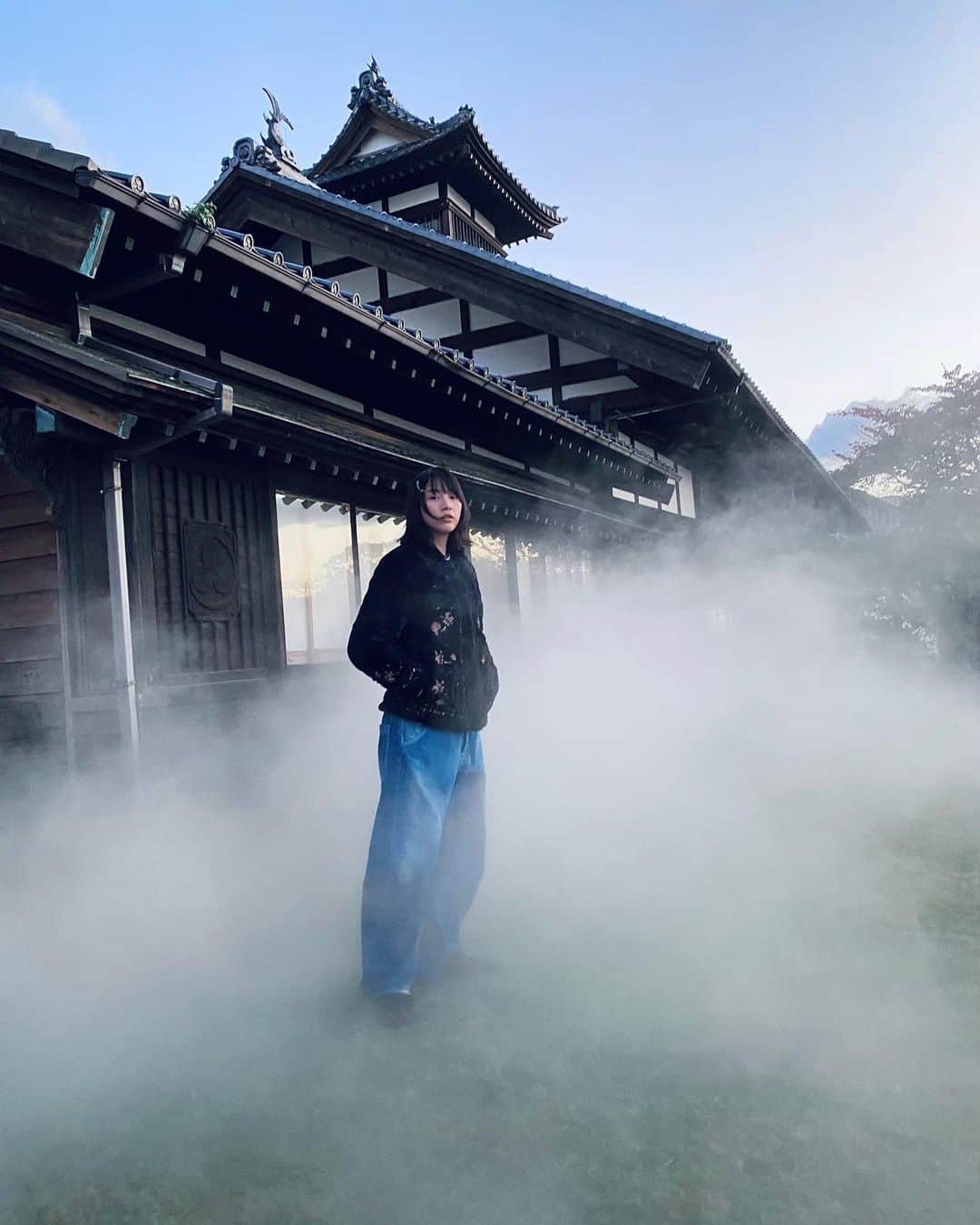 のインスタグラム：「映画「天間荘の三姉妹」公開まで、あと2日。  私服だけど。 これはあるシーンの為の霧。すごいです。  #天間荘の三姉妹」