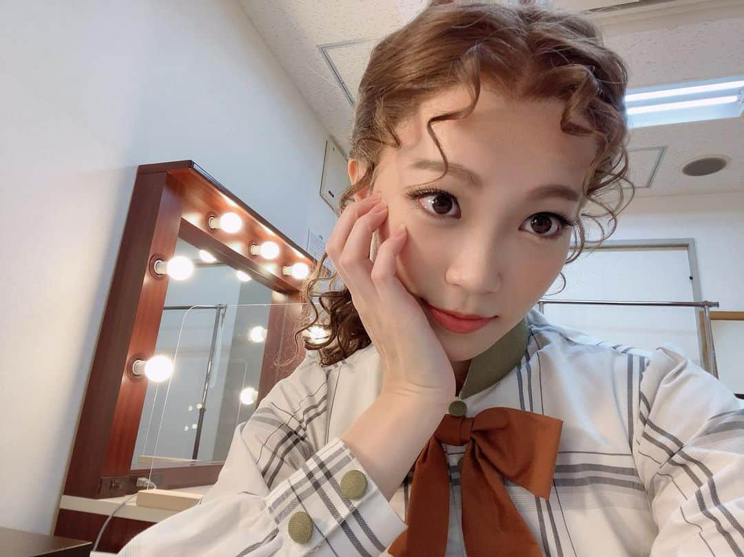 佐藤玲さんのインスタグラム写真 - (佐藤玲Instagram)「大阪公演、初日が無事に終わりました🌻 ご来場ありがとうございました✨✨ 　 日頃、自撮りを苦手とする私ですが、 (写真を撮る習慣がない) 髪型と顔が華やかになっているので、 この機会に撮り溜めます🌲🎨 　 #ヴィンセントインブリクストン」10月26日 23時01分 - ryosato19920710