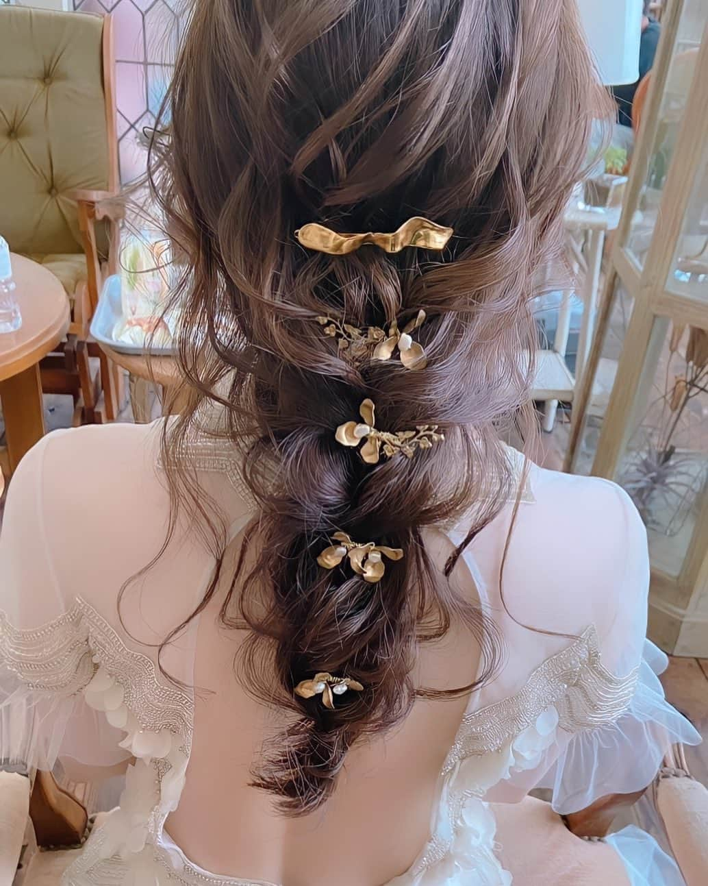 Gendaiのインスタグラム：「wedding hair  ナチュラルな編みおろし👰  #bridal#wedding#dress#marriage #ウエディングヘア#ウエディングヘアメイク #ブライダルヘア#ブライダルヘアメイク」