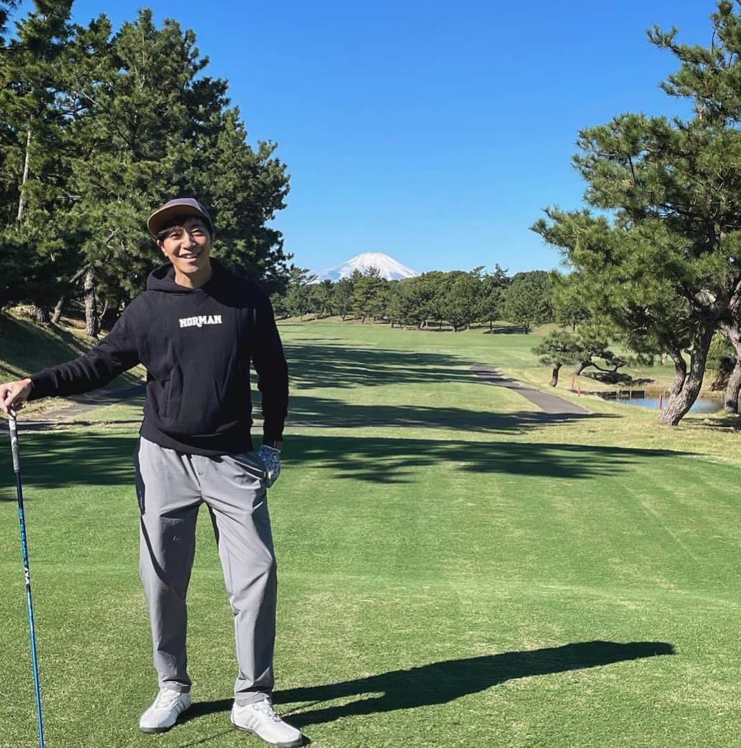 田中隼人のインスタグラム：「富士山見ながらゴルフできるの最高かよ… 晴れて良かったー🙆🏼‍♂️🥴」