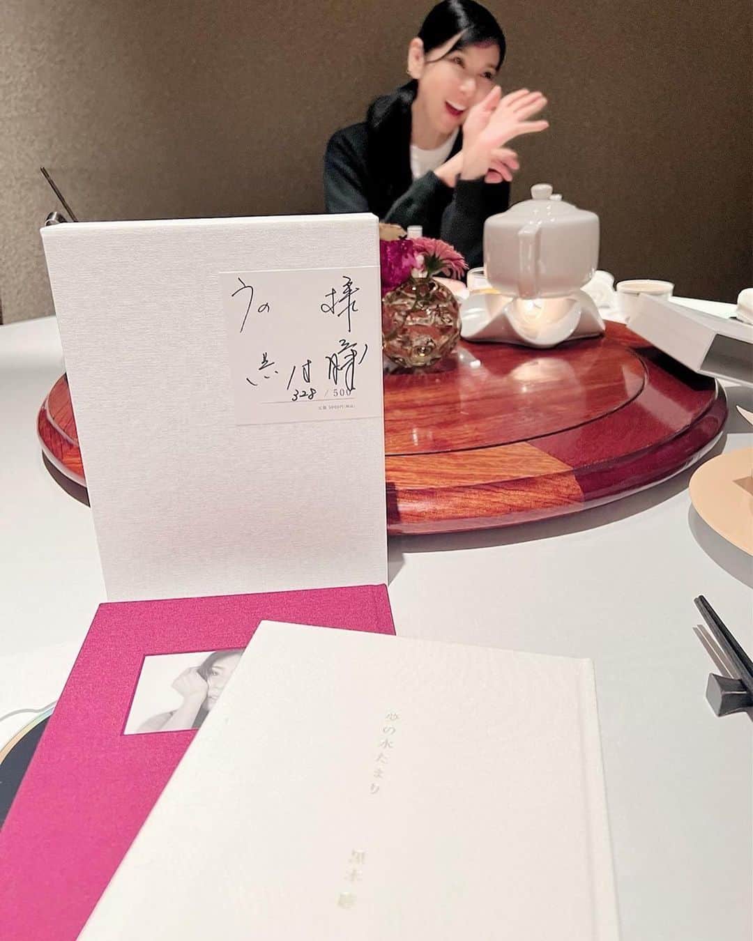神田うのさんのインスタグラム写真 - (神田うのInstagram)「大好きなルミ子さん💕と 大好きな瞳さん💕と 楽しみにしていた3人ガールズディナー☺️ シーズンの上海蟹など頂きながら気付けばなんと❗️6時間もお喋りしていた私達でした🤣 ホント楽しいお時間はあっという間ですね。 ルミ子さん💕瞳さん💕昔からとーっても素敵な方😍いつも『学び』を頂けて嬉しいです❤️  10月は瞳さん💕のお誕生日でもあります🎂ルミ子さん💕とお祝いも出来て良かった❤️おめでとうございます☺️㊗️  そして美しい詩人でもある瞳さんの詩集『夢のみずたまり』✨ 瞳さん💕の言葉のご才能を是非皆様💕も楽しまれて下さいね☺️  #ガールズディナー#大好きな#小柳ルミ子 さん#黒木瞳 さん#大好き過ぎる#学びを頂ける方#素敵な人生の先輩#中国飯店#上海蟹#神田うの#unokanda」10月26日 23時07分 - unokandaofficial
