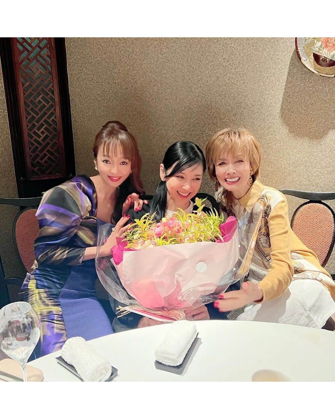 神田うのさんのインスタグラム写真 - (神田うのInstagram)「大好きなルミ子さん💕と 大好きな瞳さん💕と 楽しみにしていた3人ガールズディナー☺️ シーズンの上海蟹など頂きながら気付けばなんと❗️6時間もお喋りしていた私達でした🤣 ホント楽しいお時間はあっという間ですね。 ルミ子さん💕瞳さん💕昔からとーっても素敵な方😍いつも『学び』を頂けて嬉しいです❤️  10月は瞳さん💕のお誕生日でもあります🎂ルミ子さん💕とお祝いも出来て良かった❤️おめでとうございます☺️㊗️  そして美しい詩人でもある瞳さんの詩集『夢のみずたまり』✨ 瞳さん💕の言葉のご才能を是非皆様💕も楽しまれて下さいね☺️  #ガールズディナー#大好きな#小柳ルミ子 さん#黒木瞳 さん#大好き過ぎる#学びを頂ける方#素敵な人生の先輩#中国飯店#上海蟹#神田うの#unokanda」10月26日 23時07分 - unokandaofficial