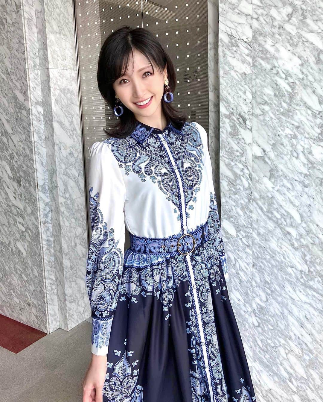 のインスタグラム：「. 青嶋アナに 『パルテノン神殿みたいだね🏰』 と言われたわれたワンピース👗  ギリシャっぽいってこと…な　の　か　な⁉️🤔笑  とっても好きな色柄です💠💠💠  10/30（日）15:00〜BSフジ 【BSスーパーKEIBA】に出演します👑 豪華メンバーの ✨🏇G1天皇賞秋🏇✨  G1は1番人気が16連敗中ですが、ここでストップなるか🧐  ぜひ、ご覧ください🏆  #BSスーパーKEIBA #天皇賞秋  👗 @wildlily_daikanyama  あす、10/28（金）15:00〜 TOKYO FM🎧 【TOKYO TEPPAN FRIDAY】🍎 ぜひ、お聴きください🥰  #TOKYOFM #TOKYOTEPPANFRIDAY #てつふら」