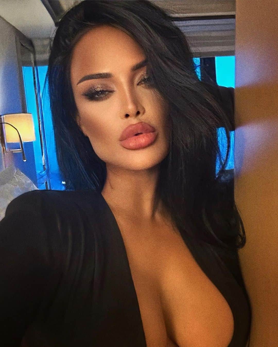Nita Kuzminaのインスタグラム：「. Любить или позволять себя любить? Что выберешь ты!?  Конечно в идеале, когда это в совокупности, и любить и быть любимой, но в отношениях всегда кто-то любит больше, а значит кто-то все-таки позволяет себя любить. Почему при расставании всегда один человек страдает/убивается больше другого!? Тот кто ЛЮБИТ, ему всегда больнее и он уязвимее. Тот кто ЛЮБИТ, он становится заложником своей любви. Лично я выбираю ПОЗВОЛЯТЬ себя любить, т.к. по мне если любовь безответная - это намного больнее, ничтожнее, и унизительнее, чем быть для кого-то объектом обожания, пусть даже не взаимно, зато ты не страдаешь + ты держишь все под своим контролем.  Я всегда ПОЗВОЛЯЛА любить себя, наверное поэтому я так ЛЕГКО ОТПУСКАЛА.  Хотя возможно Я пока никогда никого и не любила по-настоящему.. 😈」