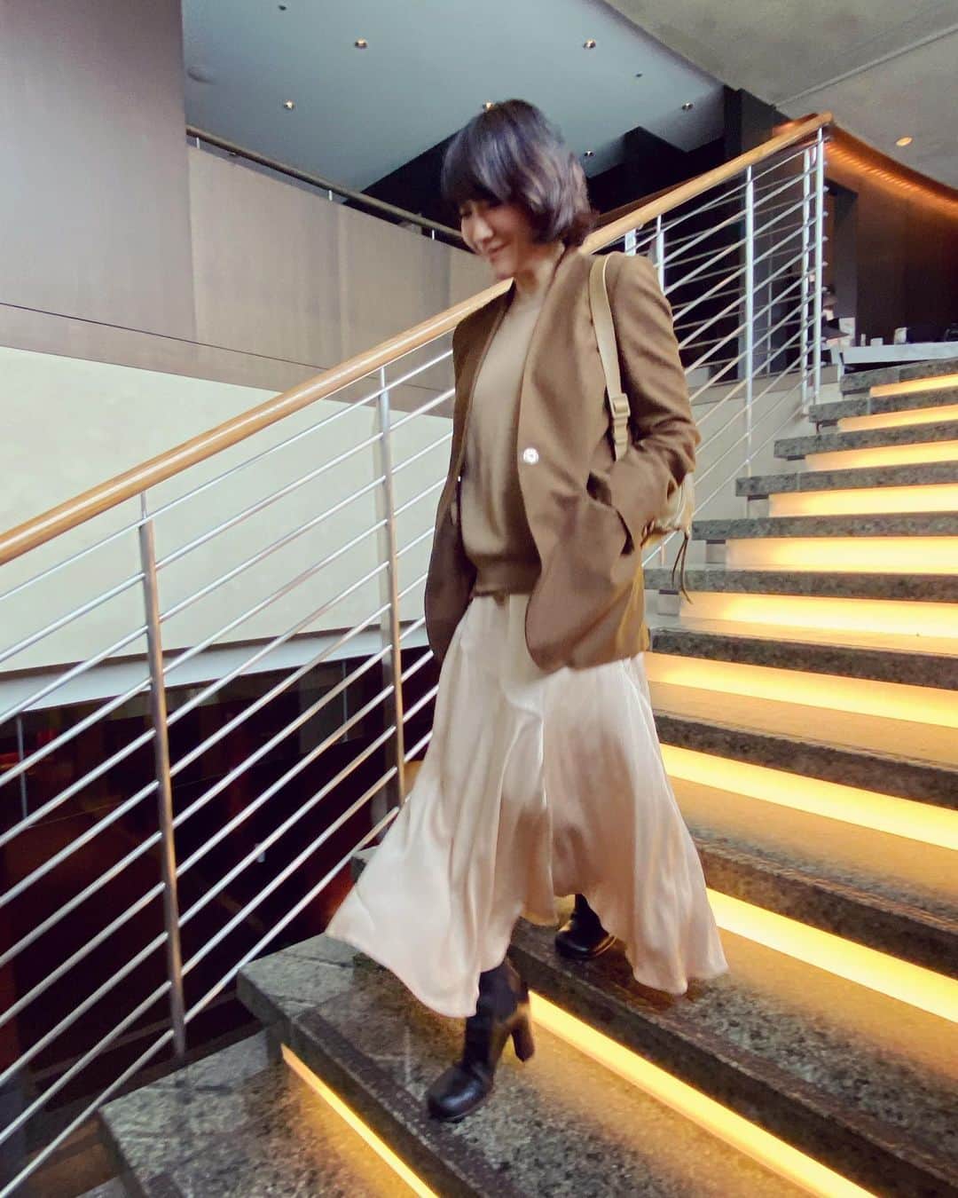 風間ゆみえのインスタグラム：「夏の黒から、秋を迎えてもなお黒い服ばかりがやけに落ちついて着ていたけど、久しぶりに柔らかい色が気分を変えてくれた^_^  「選ぶ服が教えてくれること」  今度 @salon_y.official のコンテンツのひとつ "ゆみえのお洒落ごと" で そんなトークセッションをやろうかな^_^  #yumie_k_style」