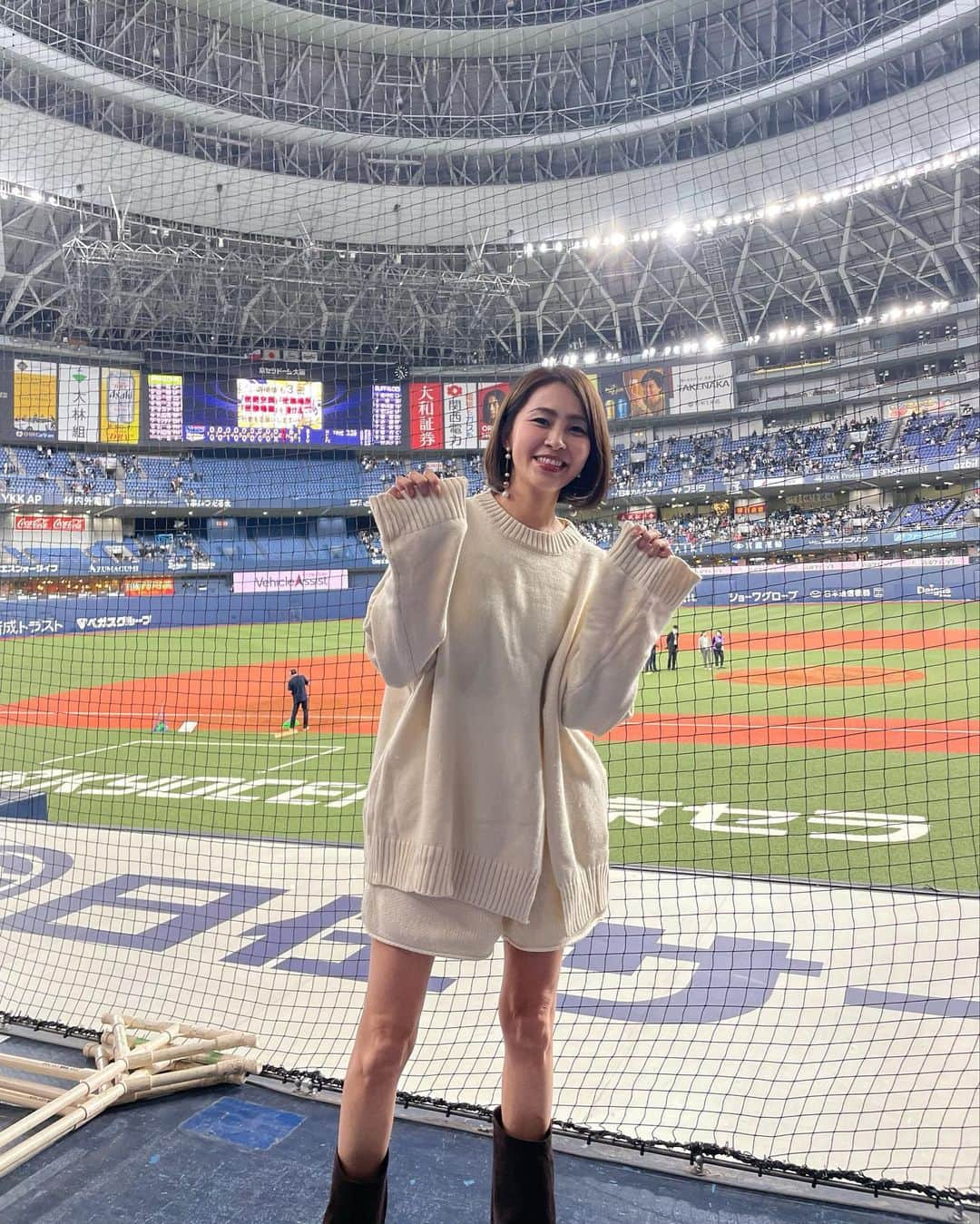 坂元美香さんのインスタグラム写真 - (坂元美香Instagram)「日本シリーズ2025 第4戦   ①まけほー ②今日のコーデ ③今日はここから ④⑤⑥⑦木澤山崎木澤山崎と 私の中ではお祭り騒ぎで忙しい😻 ⑧一瞬だけ私のものになった ファールボール⚾︎笑  うーん、残念！ あと一本がなかなか出なかったねー  これで神宮に持ち帰り確定です。 やっぱり優勝は神宮じゃないとね！  所さんの笑ってコラえてが放送されて 短時間ですんごい数のDMが来てて びっくりしました😅 明日帰宅したらゆっくり見ようと思います。 本当ノーメイクで出かける時に限って 毎回何かしら起きるから大変よ💦  2022観戦 51戦目 #坂元野球観戦記録 観戦試合 31勝18敗2分  #京セラドーム#ヤクルトスワローズ  #日本シリーズ #東京ヤクルトスワローズ #ヤクルト戦  #オリックス戦 #オリックスバファローズ  #プロ野球 #野球の楽しみ方は人それぞれ」10月26日 23時43分 - mika_saka