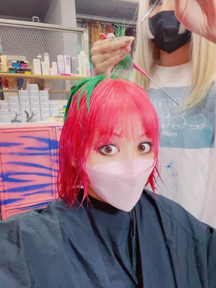 紅林大空のインスタグラム：「🍓💇🏻‍♀️🍓 人間やめてイチゴはじめました。 @clip_joint_god   #脱人間 #クリップジョイント #harajuku #jfashion #harajukufashion #streetstyle #カラフルファッション #派手髪 #kawaiistyle  #苺頭 #イチゴヘアー #くればやし動画 #紅林の派手髪生活」