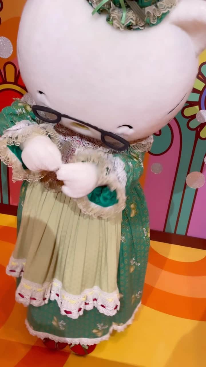 河村唯（うめ子）のインスタグラム：「マーガレットさんとグリーティング。 服がゴージャス🥹✨自分で作ったんだって✨👏 刺繍が好きだからですね🧶🧵うらやましい！  「素敵」っていいところを伝えたら、 「あなたも」のアクションしてくれる ピューロのキャラクター好き🥹👏✨  #sanrio #sanriopuroland #Hellokitty #kawaii #マーガレット #キティちゃんのおばあちゃん #ピューロアンバサダー #キャラグリ」