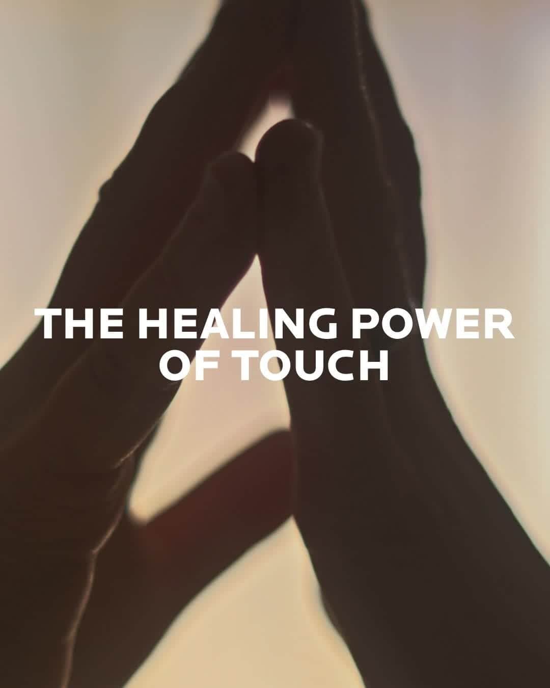 La Roche-Posayのインスタグラム：「Today, up to 80% of cancer patients suffer from harsh skin side effects. But what if your caring touch could make a difference?   With products formulated for their sensitive skin, combined with gentle massages, you can improve your or your loved one’s skin comfort daily. 💙  Discover the healing power of touch with the Lipikar and Cicaplast range to soothe, relieve skin and restore the skin barrier.   All languages spoken here! Feel free to talk to us at anytime.  #larocheposay #cicaplast #lipikar #cancertreatment #sensitiveskin #caringtouch   Global official page from La Roche-Posay, France.」