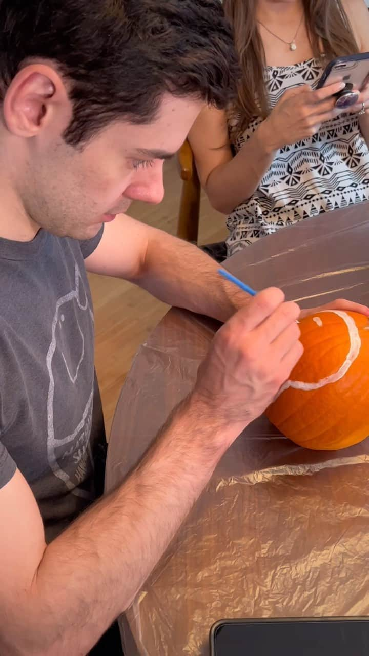 ブレンダン・ロビンソンのインスタグラム：「He’s on TikTok now!! Oh… and please enjoy this pumpkin art 🎃 . . . #Halloween2022 #tiktok #halloween #pumpkin #pumpkinart #painting #happyhalloween」