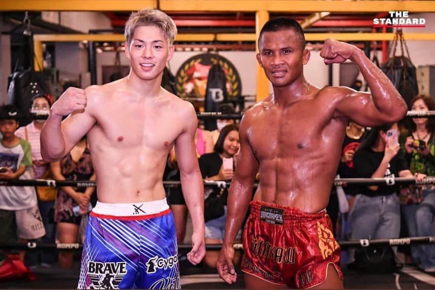 三浦孝太のインスタグラム：「今日は約2ヶ月ぶりにブアカーオ選手と再会させていただきました😆  10月28日に日本キックボクシング界のレジェンド佐藤嘉洋さんとのエキシビジョンマッチを控えている中、一緒にトレーニングまでさせていただきました💪🤩  記者会見や公開練習にまでも参加させてもらえたり、本当に幸せです😭  @buakaw1 さん @yoshihirosato1981 さん  ありがとうございました🙏」