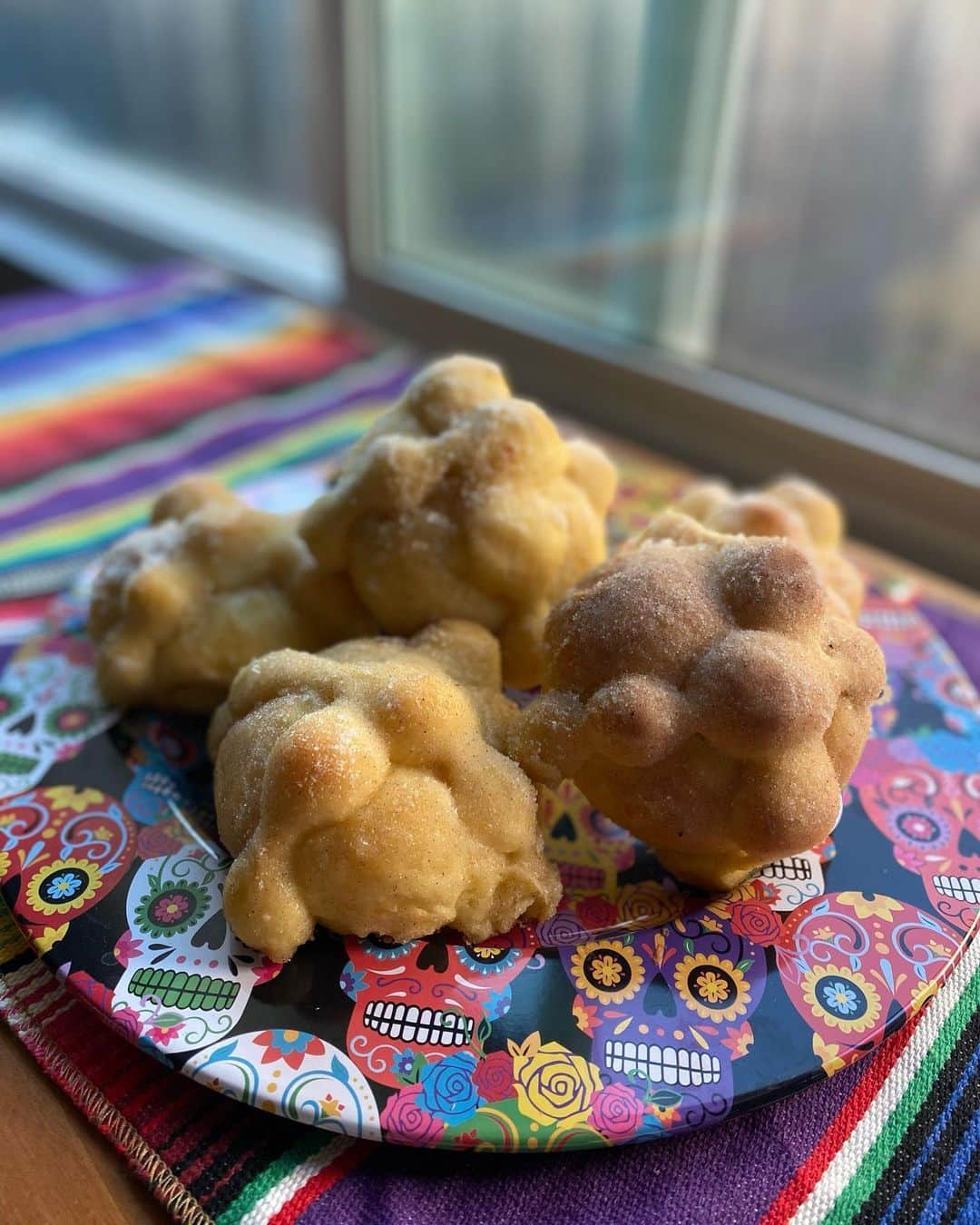 Antonietteさんのインスタグラム写真 - (AntonietteInstagram)「Tis the season! 🍁 💀 🎃 Recently purchased pan de muerto from @mielimonbakery and they were pan-de-licious! 😋 Incredibly soft buns with hints of  cinnamon, orange, vanilla and anise. 🧡」10月27日 1時39分 - antoniette714