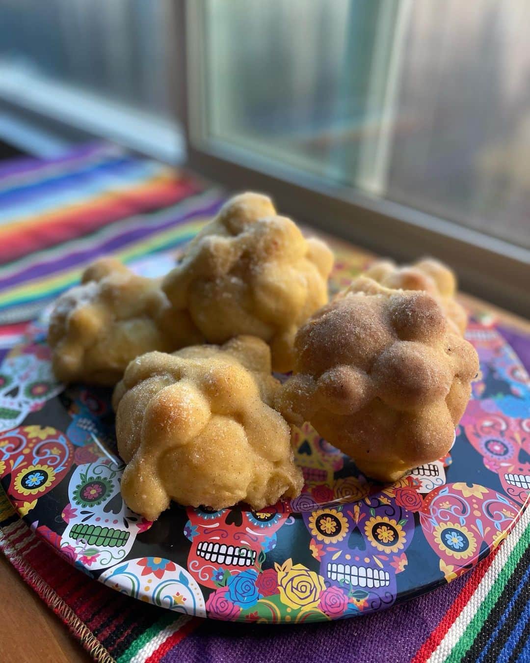 Antonietteのインスタグラム：「Tis the season! 🍁 💀 🎃 Recently purchased pan de muerto from @mielimonbakery and they were pan-de-licious! 😋 Incredibly soft buns with hints of  cinnamon, orange, vanilla and anise. 🧡」