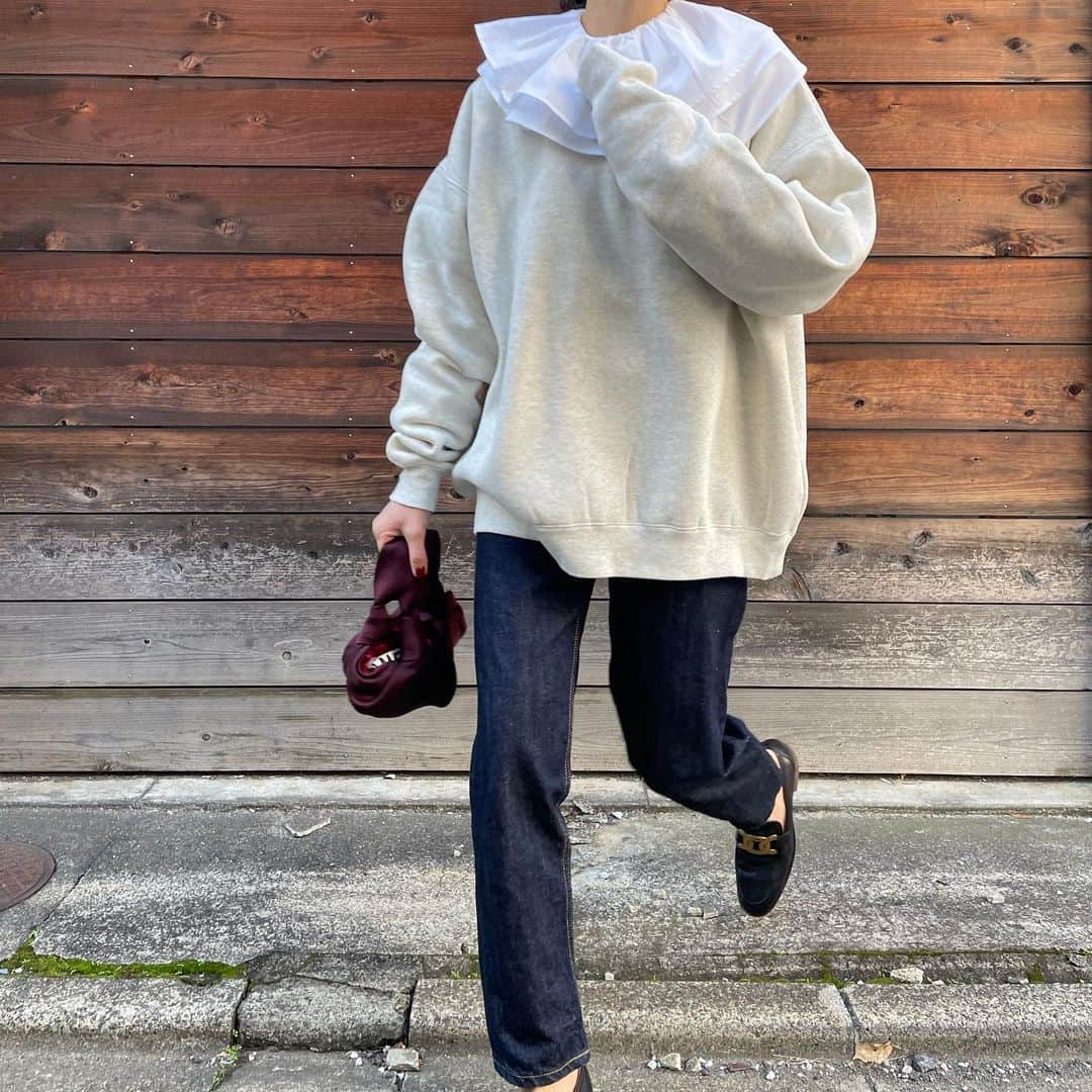 のインスタグラム：「昨日のストーリーズでUPした襟が大好評でした♡  #スエット @searoomlynn_official  #ブラウス @placard_by_melan  #denim @_blkby_ @blackbymoussy_official  #bag @therow  #shoes @tods  ・ ・ ・ #placardbymelan @searoomlynn_official #blackbymoussy #blkby #therow #maisontherow」