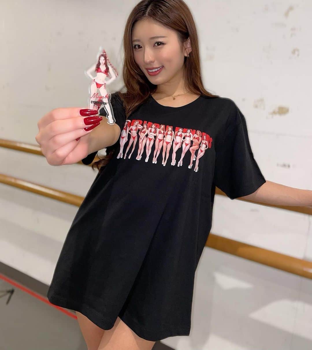 MIYABIのインスタグラム：「おはよっ🌼  ジャジャーーン❤️  ワンマンライブ会場限定グッズだよ💕  みやびジュニア欲しくなったぁ？🥰  タオルとキーホルダーそして、集合Tシャツは数量限定なので是非GETしてね💋  今日も1日リハーサル頑張ってきます💃  11/4（金）川崎チッタでお会いしましょう💜  #サイバージャパン  #ワンマンライブ」