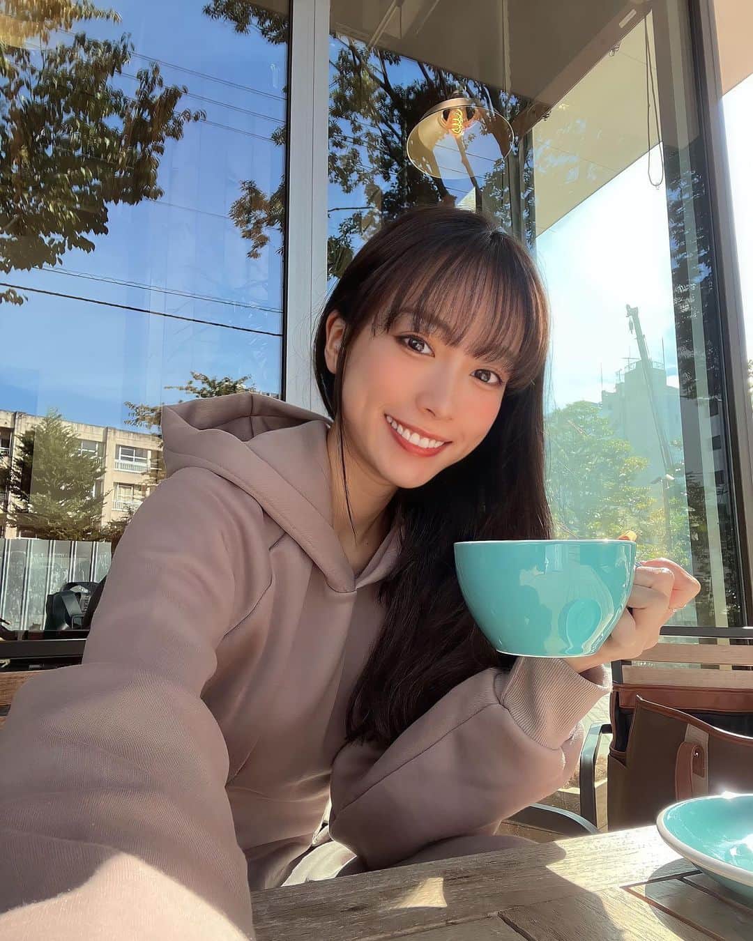 岡島彩花のインスタグラム：「・  早起きして朝活してきた☕️🌿  天気良くて嬉しい☺️  #朝活 #朝活カフェ #表参道 #表参道カフェ #カフェ巡り」