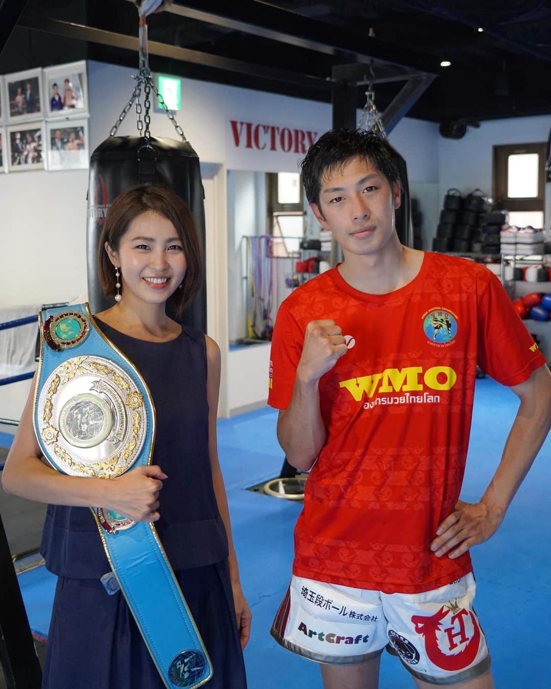 のインスタグラム：「笑ってコラえて［日テレ］  優勝ベルトをまるで我が物のように持ってる感🤣笑！ （博人くん伝授チャンピオン的持ち方）  すみません！ すっかり忘れていて告知してませんでした。 昨日の笑ってコラえてに脇役で出演しました🤣  6月のある日のこと、 仕事帰りに順ちゃん @junjun.rawbeauty と 高田馬場を歩いていたことから始まりました笑  この日はキャスティング事業で （いろんな仕事をしているのです） モデルさんに付き添う裏方の仕事だったので メイクもしてなければ髪の毛もセットしてなくて💦 そんな時に限っていつも何か起きるのです！🤣 （大好きな高田純次に会うとかね）  「すみませ〜ん」と突然マイクを向けられ 突然ですが、あなたの周りで チャンピオンいませんか？と…   とにかく知り合いが多い私は ぐるぐると頭の中でチャンピオンの キャスティングが始まり…  キックボクシング世界チャンピオンの 滝沢博人くんをご紹介しました😃 check→ @singersong_fighter   テレビでも伝えてたとおり 白くて細くて優しそうなイケメン！😆  まだ録画を見れてないのだけど 取材撮影のときの写真を やっと見つけたので載せときます！  それにしても、もう5年くらい 毎年何かしらテレビに出てるのだけど 今年もやっぱり無事にテレビに出ました🤣 一般人にしてはなかなかの確率！笑  本当私の人生はイベントが多いです💦  #笑ってコラえて #キックボクシング #世界チャンピオン」