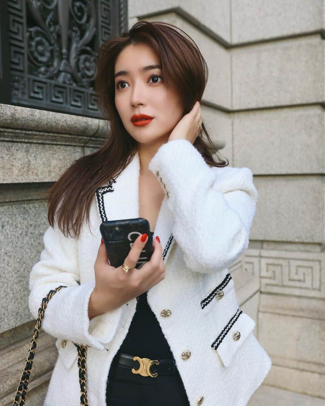 のインスタグラム：「ジャケットスタイルが好きです🤍 展示会で見つた白のジャケット🤍 ピアスはパール✨  #outfit #love #centence」