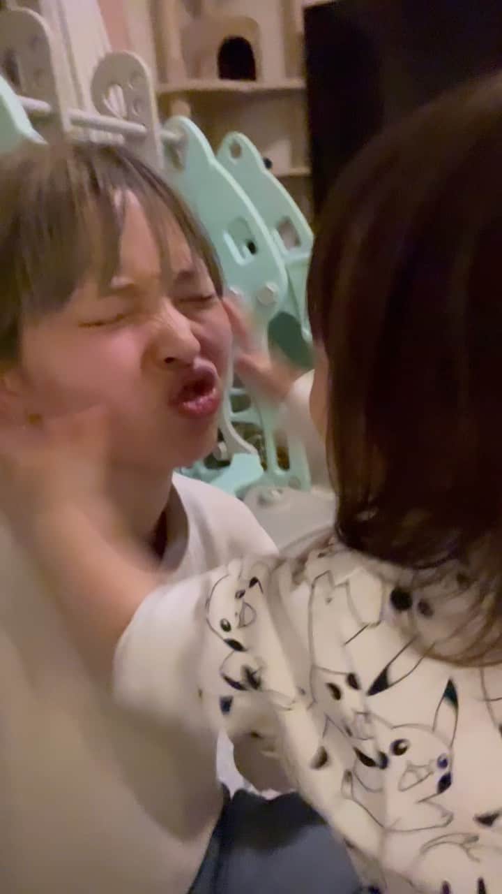 のインスタグラム：「ペチペチガール  楽しそうだねえ！！！？ ニコニコ笑ってくれるならなんでもええや」