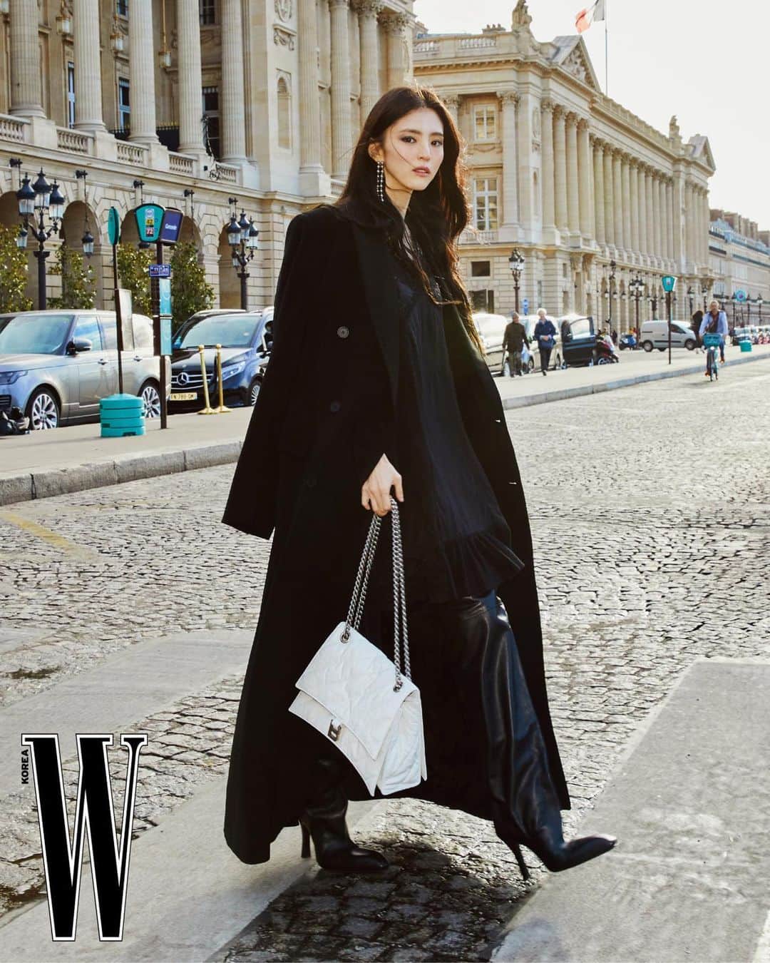 가로수길 , Seoulのインスタグラム：「PFW @xeesoxee  @balenciaga   배우 한소희님의 첫 파리패션위크 참석에 함께 할 수 있어서 너무 영광이구🥹 2일간 발렌시아가와 함께한 기억은 오래오래 남으리 🔥 사진은 우선 더블유에 올라간 사진만 먼저 몇장 쏙  (Feat.내가 살면서 본 쇼 중에 최고..🙌🏻)」