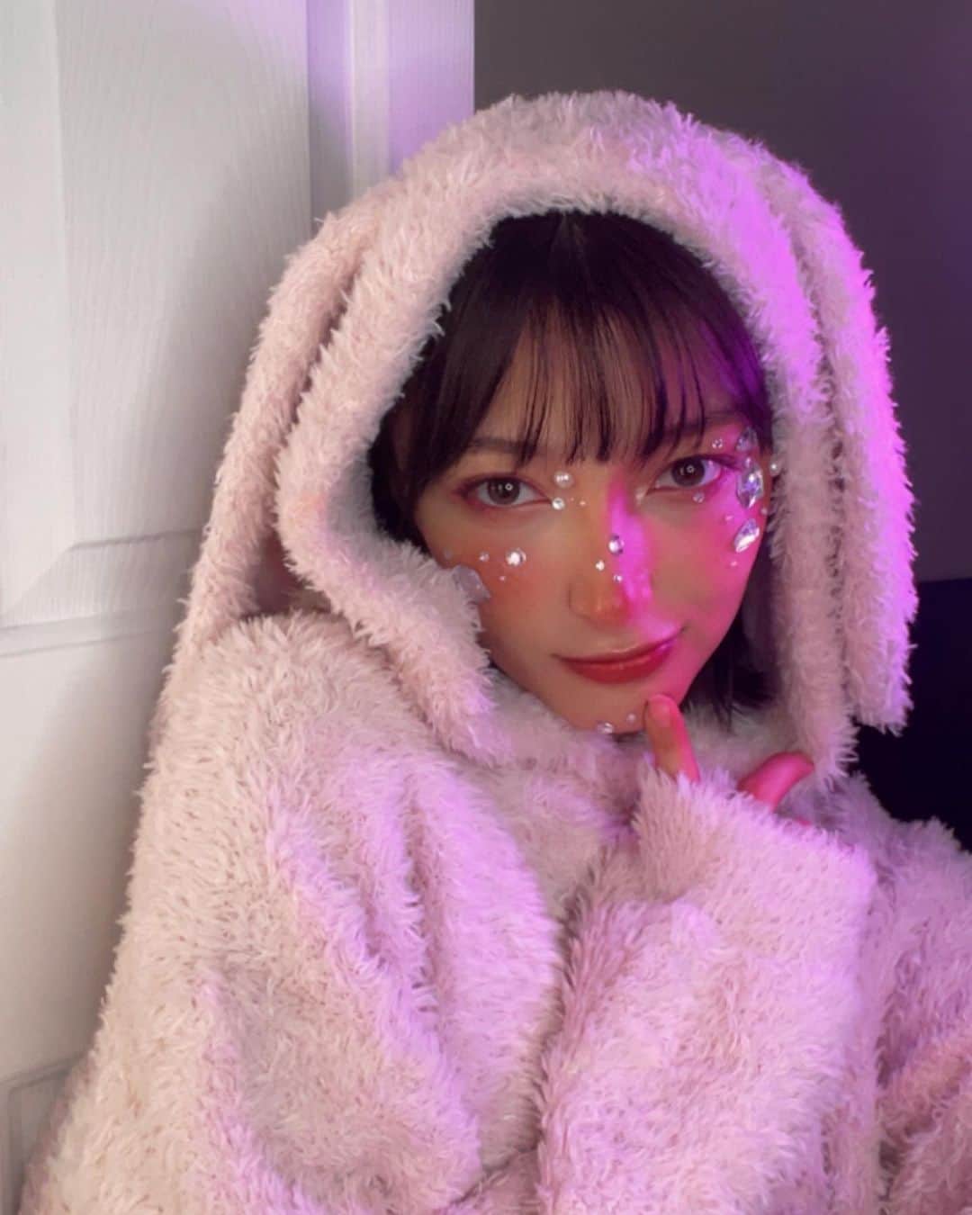 のインスタグラム：「宝石うさちゃんᙏ̤̫⑅*💎 このメイクの仕方tiktokに載せたから見てね！ #ハロウィン  #Halloween  #宝石メイク  #ハロウィンメイク  #メルヘン  #うさぎメイク  #gelatopique  #makeupkitchen」