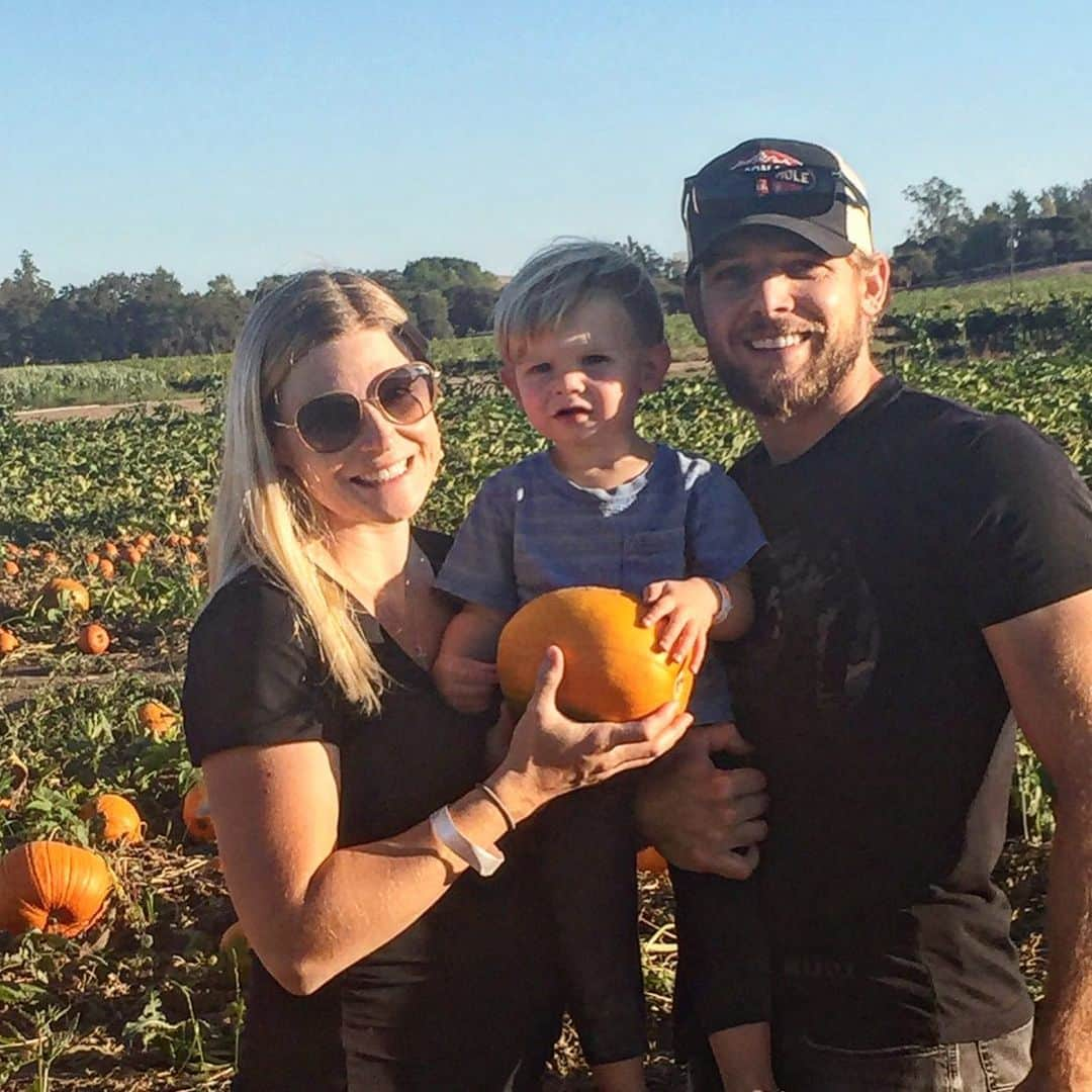 マックス・シエリオットのインスタグラム：「With Halloween coming up I was looking through some old pics and found this 🥰… family of 3 pumpkin picking adventure with little max in Lex’s belly 😍❤️🎃 . Gonna get our carving/painting on this weekend and I can’t wait!!! What’s your Halloween tradition??? #waybackwednesday #halloween」