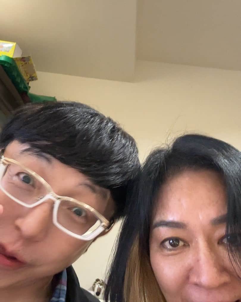 ジャガー横田のインスタグラム：「久し振りに夫婦でツーショット💕 JJ…ダディとマミィは元気だよー  キミは元気なのかしら💦  便りがないのは元気な証拠…とは言うけど。  息子にとってはこれもウザいのよね💔 　　　　　　　　　　ショボン💦(´･_･`)」