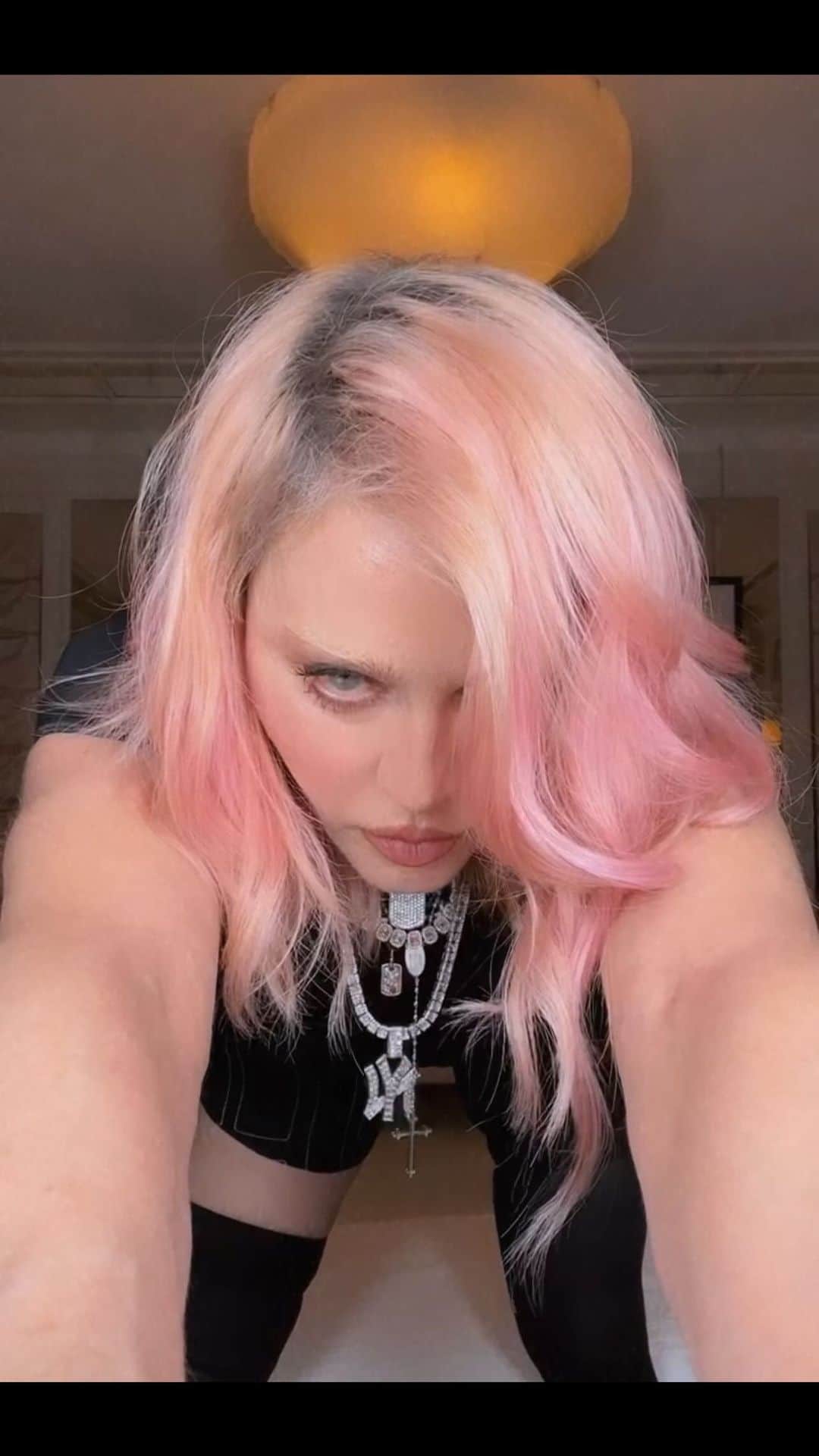 マドンナのインスタグラム：「Today’s Forecast……..🥵🥵🥵」