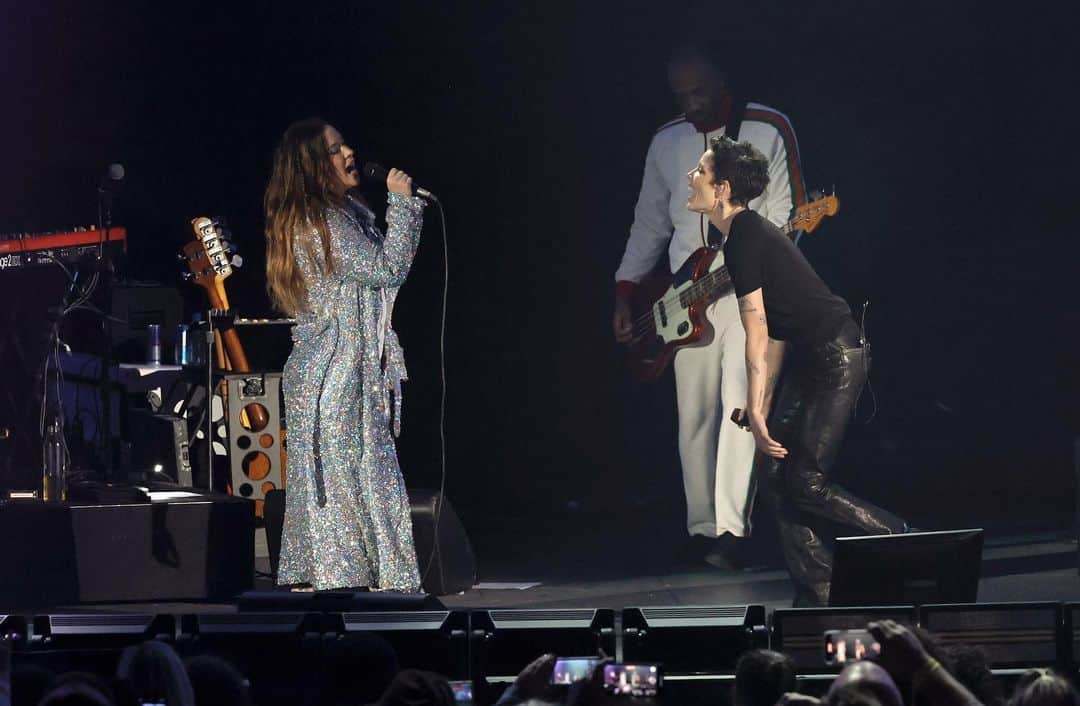 アラニス・モリセットのインスタグラム：「#wecansurvive mental wellness/wholeness takes a village of support and love @audacy i love @iamhalsey for always showing up so big 🔥@HollywoodBowl #herandhearelove #ihaveneverfeltthedifference」