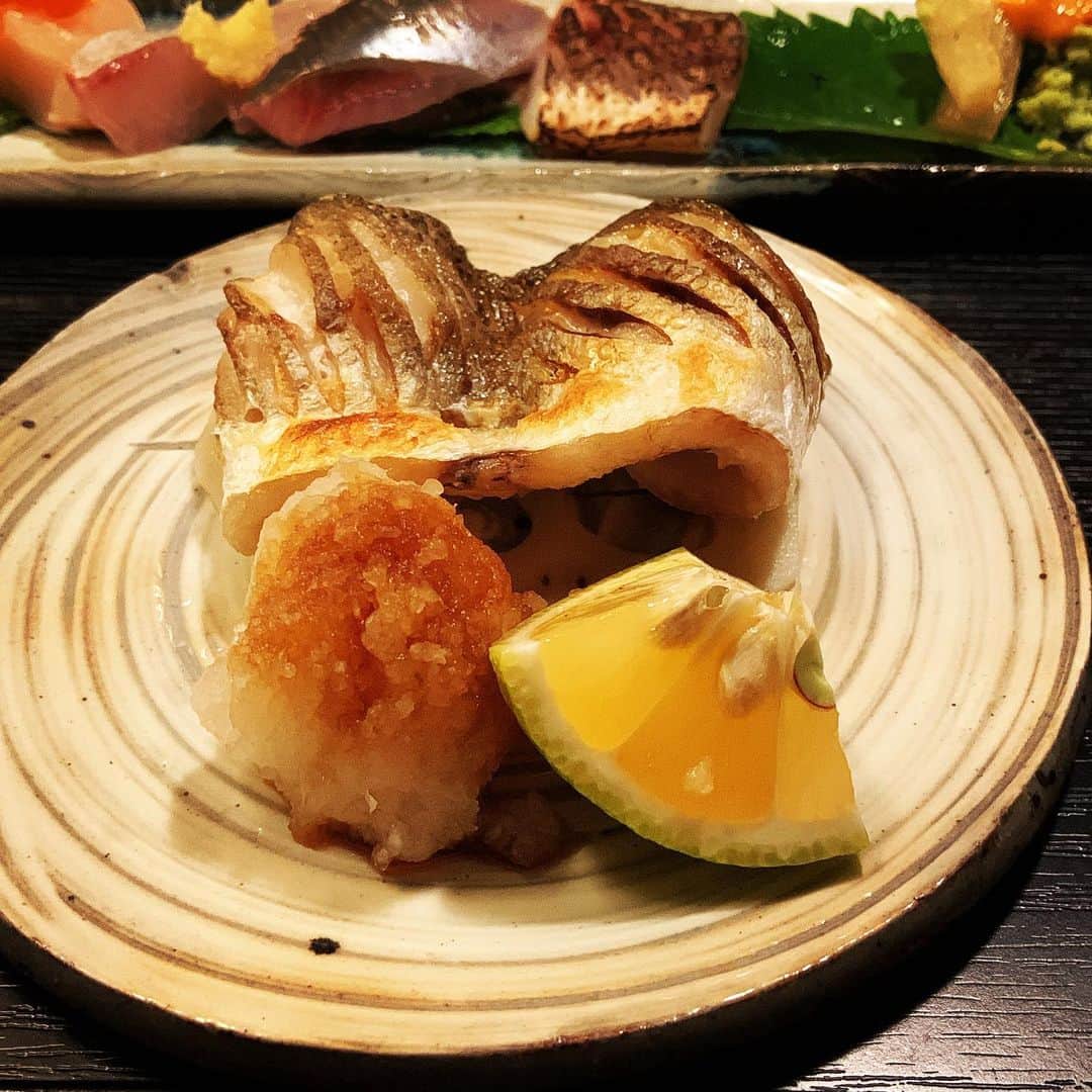 志摩有子さんのインスタグラム写真 - (志摩有子Instagram)「美味しいお店は地元の食いしん坊に聞くのがいちばん。今夜も大正解でした。一種類ずつ丁寧に揃えられたお刺身で早くも盛り上がる。新鮮な魚介を満喫。  #佐賀備忘録」10月27日 5時49分 - ariko418