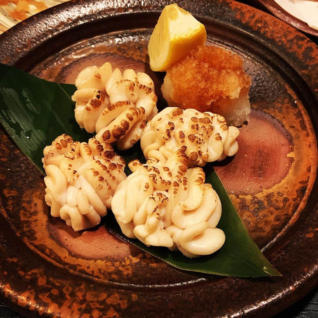 志摩有子さんのインスタグラム写真 - (志摩有子Instagram)「美味しいお店は地元の食いしん坊に聞くのがいちばん。今夜も大正解でした。一種類ずつ丁寧に揃えられたお刺身で早くも盛り上がる。新鮮な魚介を満喫。  #佐賀備忘録」10月27日 5時49分 - ariko418