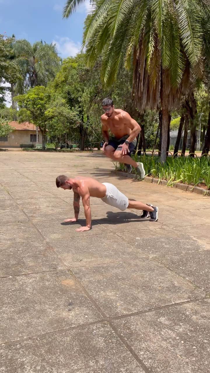Jonas Sulzbachのインスタグラム：「Treinão ao ar livre, do jeito que a gente gosta 💪🏼.  E vc, já se exercitou hj??  Pra cimaaa irmão @lucasgil.mbt   #MahamudraBrasil」