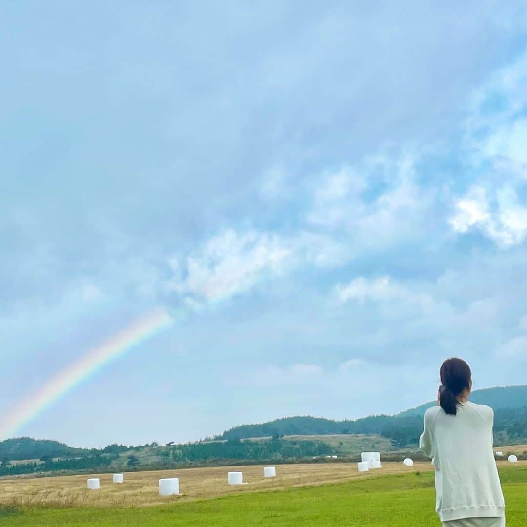 キム・ハヌルのインスタグラム：「제주하늘과 바퀴달린집4! 🌈🏠 오늘 저녁 8시 40분에 만나요~~  #tvN #바퀴달린집 #제주하늘」