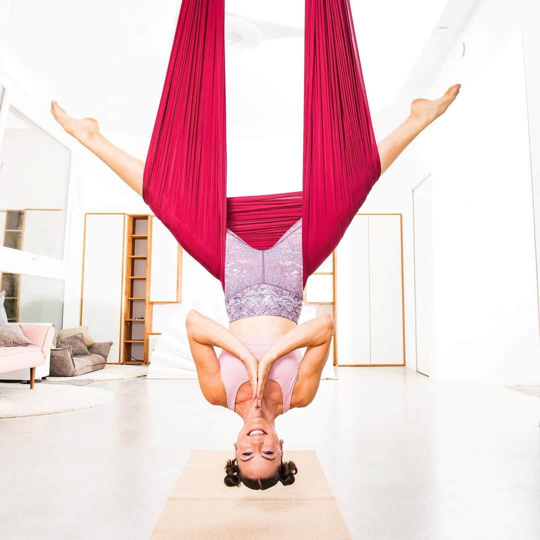 バレリー・イネルシのインスタグラム：「Did you know that hanging upside down has amazing health benefits?   Learn more…www.inertiebodymotion.com   #inertieaerialyoga #aerialyogaberlin #privateaerialyoga #aerialyogalove #aerialyoga #aerialpilates #airyoga #aerialyogaflow #aerialyogateacher #aerialyogaclass #trapezeyoga  #funtraining #fitandhealthy  #stayfit #stayfitandhealthy #stayfitstayhealthy #workout #fitness  #holisticfitness #balancedbody #mindbodysoul #restoreyourenergy #recoveryourbod #resourceyoursoul」