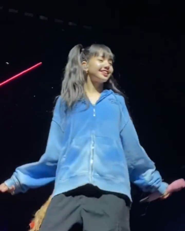 リサのインスタグラム：「Bornpink World Tour in Dallas Day 2 —Sound Check fancam . . ctto: . #LISA #LALISA #리사 #블랙핑크 #BLACKPINK #LALISAMANOBAN #LALISAMANOBAL #blackpinklisa #lisablackpink」