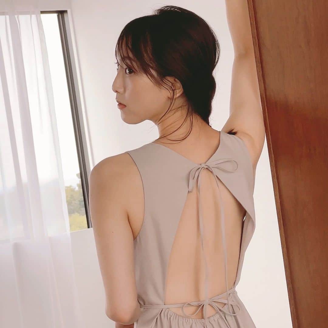 松井玲奈のインスタグラム：「2023年のオフィシャルファンクラブカレンダー絶賛販売中です！ 今の自分を切り取った素敵なカレンダーになっています。 大人っぽい表情や、あどけない表情など、写真を撮ってもらう度に発見がたくさんです。 早く全部見てもらいたい！そんなカレンダーができました。 ファンクラブもこまめに更新してますので、ぜひー。」