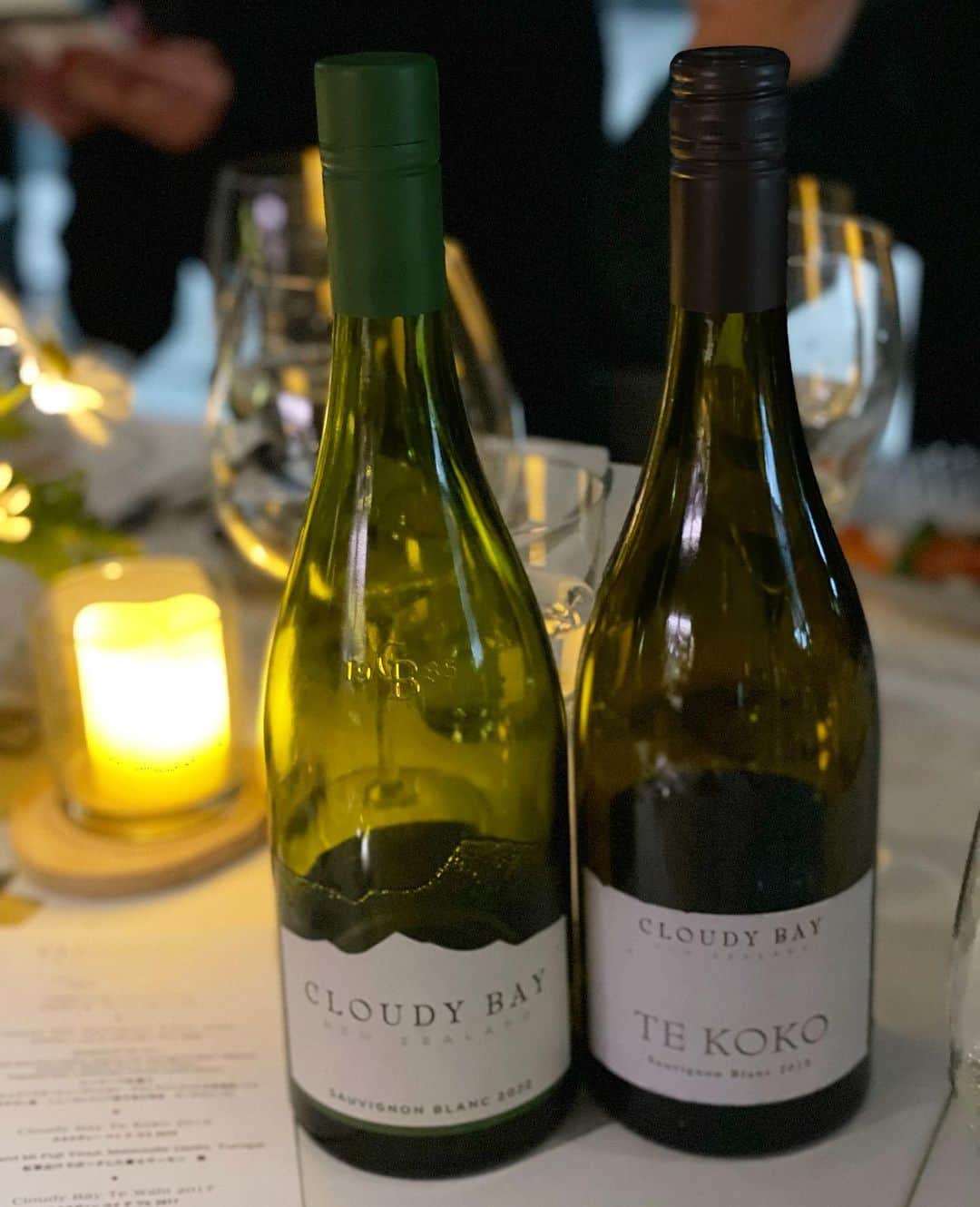 とよた真帆さんのインスタグラム写真 - (とよた真帆Instagram)「先日、ニュージーランドワイン　 "クラウディーベイソーヴィニヨンブランが2022年よりボトルデザインリニューアルし１１月から国内販売を開始するとのことで美味しいお食事と合わせて #cloudybay を楽しむ会にお招き頂きました✨  #クラウディベイ　は20代の頃に出会いそれから大好きなワインです✨  確かニュージーランドロケに行った際に飲んだのが最初です  テクニカルディレクターのジム・ホワイトさんの横に座らせて頂き、私はニュージーランドにて50m落下するバンジージャンプ経験者なので、その思い出話をしたらジムさんもご経験者だそうで、大いに盛り上がりました。 いやぁ、、もう絶対にやらないですよね〜😭😅と同意見。 川に落ちてゆるバンジージャンプ、本当に怖いんですから。 好奇心旺盛、無謀な20代でした🤣  ジムさん、スタッフの 皆様へのお気遣い、クラウディーベイに対する深い愛情がひしひしと伝わり、前から大好きだったワインではありますが益々応援したい気持ちでいっぱいになりましたよ〜  やはり、✨人が大事✨ということを実感した有り難い時間でした  それにしても、とにかく美味しいワイン！ 甘さ、酸味、スッキリ感、こんなにバランス良いワインはついつい進んでしまう危険さはありますが😅  新しいボトルは美しいリッチモンド山脈がエンボス加工されてラベルはシンプルで、変わらずおしゃれです  #クラウディベイ　 #cloudybay  #FirstTasteAlways　 #飲むたびときめく  #白ワイン  #ニュージーランド  #newzealand  #wine」10月27日 10時10分 - maho_toyota