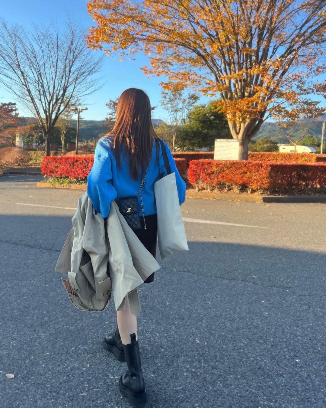 近藤千尋のインスタグラム：「秋晴れが気持ちよかった〜🍂🌰☀️  何も入らないちっちゃいケースの日は、 大好きな、やすともさんの @yasuyo_unabara  @tomocolovesmile   @una.official2022  トートが大活躍😍🤍  ロケ先でお土産いつもたくさん買うから エコバッグにもなるぅ😚✌️  インスタ溜まらないように まめに更新してるの、気づいた？笑💗🫣  みんな今日もがんばろね✨😇✌️」