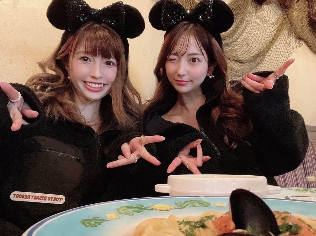 堀尾実咲さんのインスタグラム写真 - (堀尾実咲Instagram)「みるめろ🖤🐭🐭🖤  #disney #disneysea #disneylove #disneyinsta #disneycode #disneyhalloween #halloween #ディズニーハロウィン #ディズニー #ディズニーシー #ハロウィン #ディズニーリゾート #ディズニーコーデ #ディズニーカチューシャ #ミニーカチューシャ #ディズニー風景 #ディズニーフード」10月27日 10時59分 - misaki.horio