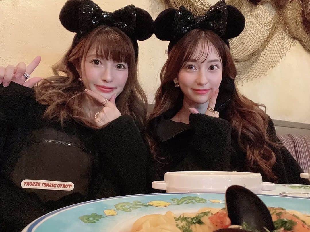 堀尾実咲のインスタグラム：「みるめろ🖤🐭🐭🖤  #disney #disneysea #disneylove #disneyinsta #disneycode #disneyhalloween #halloween #ディズニーハロウィン #ディズニー #ディズニーシー #ハロウィン #ディズニーリゾート #ディズニーコーデ #ディズニーカチューシャ #ミニーカチューシャ #ディズニー風景 #ディズニーフード」