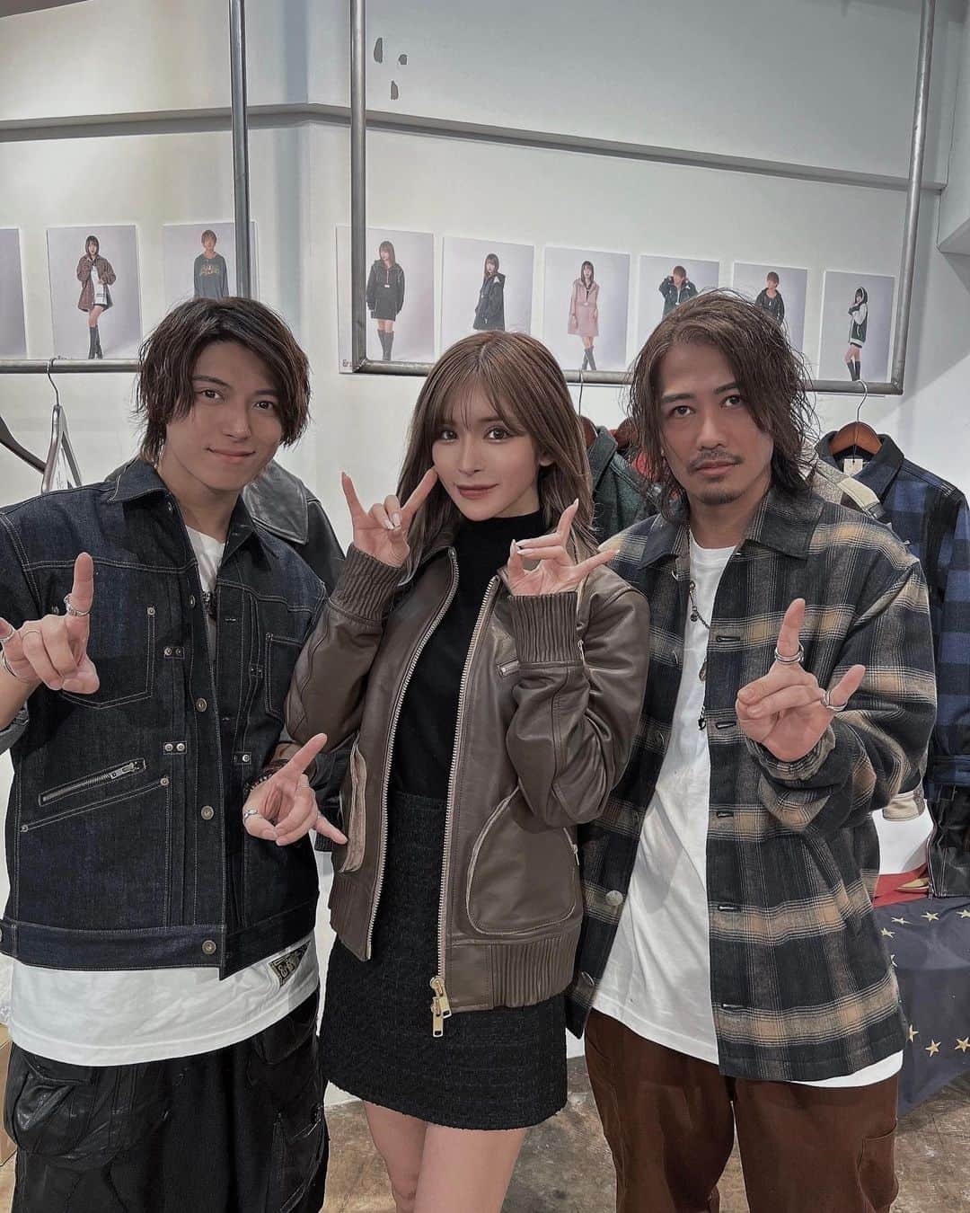 小原優花のインスタグラム：「eggの頃にお世話になっていた安藤さんとひっちが新しいアパレルブランド @andpeace_2022 を立ち上げたそうで、展示会へ行ってきました☺️🎉  10年ぶりくらいの再会で皆んなで懐かしいポーズしたよ🐕笑 おめでとうございます！✨✨  好きなことに誇りを持って頑張り続けている姿にパワーを貰いました🙌🏻  メンズはもちろんレディースも着られるアイテムも多く、私はデニム好きなので３枚目のジャケットをオーダーしました🙆‍♀️✨  日本の工場で生産されていてとっても上質な造り👖🪡   @andpeace_2022 さんは今東京・仙台と展示会を開催されていて、今週末10/29・30はラスト大阪だそうです！！🐾  開場はこちら ▽ 大阪市中央区東心斎橋2-3-29 リップルプロローグビル 88ビル7階 bar Loire  15:00〜21:00  ぜひ足を運んでみてください🏃‍♀️✨  安藤さん&ひっち、ありがとうございました🙏🏻🍀  @tsubasa_ando_  @takazumi0402  @andpeace_2022」